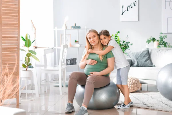 Sporty Pregnant Woman Her Little Daughter Home — Stock Photo, Image