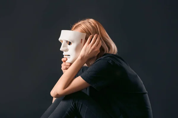 Mujer Sosteniendo Máscara Sobre Fondo Oscuro Concepto Depresión —  Fotos de Stock