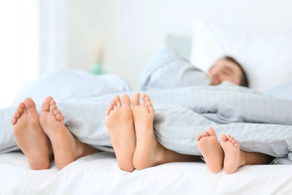 Happy Family Lying Bed Home — Stock Photo, Image