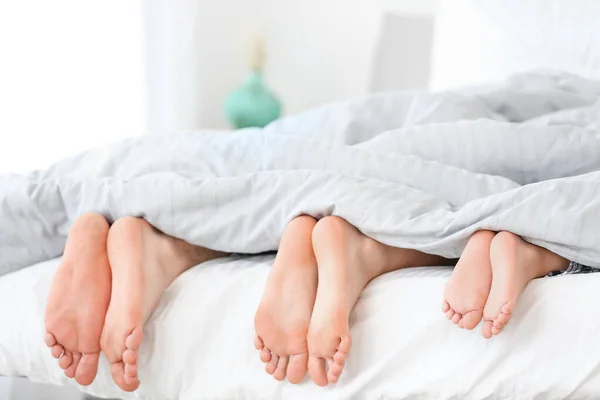 Happy Family Lying Bed Home — Stock Photo, Image