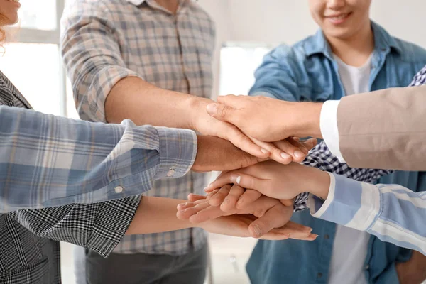 Grupo Personas Poniendo Las Manos Juntas Interior Concepto Unidad — Foto de Stock