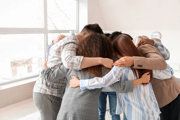 Grupo Personas Abrazándose Interior Concepto Unidad —  Fotos de Stock