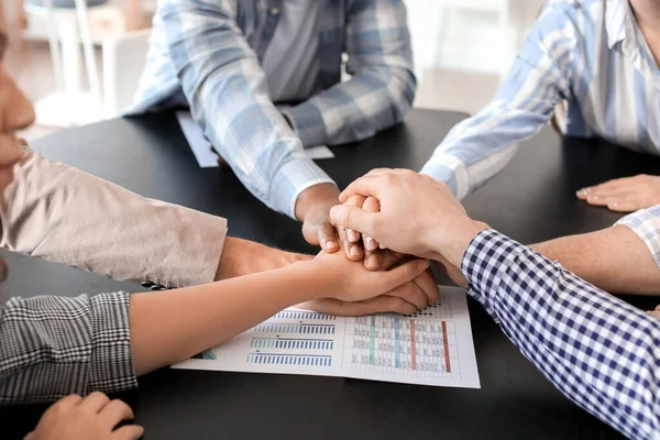 Grupo Personas Poniendo Las Manos Juntas Interior Concepto Unidad — Foto de Stock