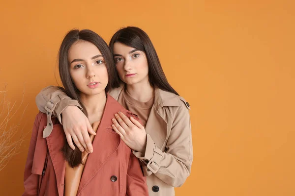 Mujeres Jóvenes Con Estilo Sobre Fondo Color — Foto de Stock