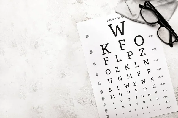 Tabla Pruebas Oculares Con Anteojos Sobre Fondo Blanco —  Fotos de Stock