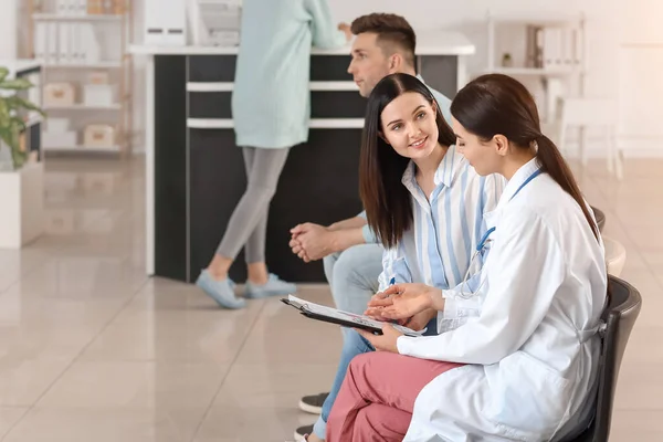 Médica Com Paciente Trabalhando Sala Clínica — Fotografia de Stock