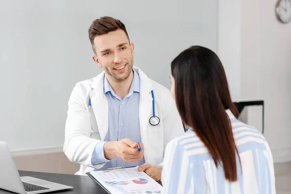 Paciente Sexo Feminino Visita Médico Clínica — Fotografia de Stock