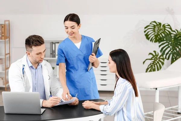Female Patient Visiting Doctor Clinic — Stock Photo, Image