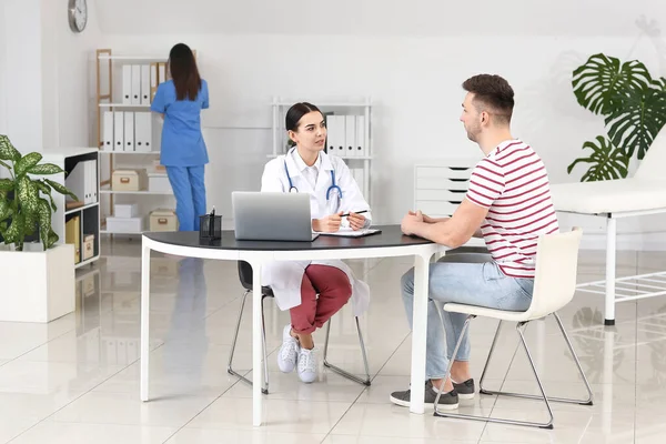 Paciente Sexo Masculino Visitante Médico Clínica — Fotografia de Stock