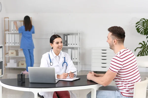 Paciente Sexo Masculino Visitante Médico Clínica — Fotografia de Stock