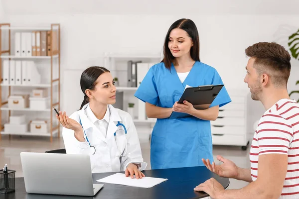 Male Patient Visiting Doctor Clinic — Stock Photo, Image