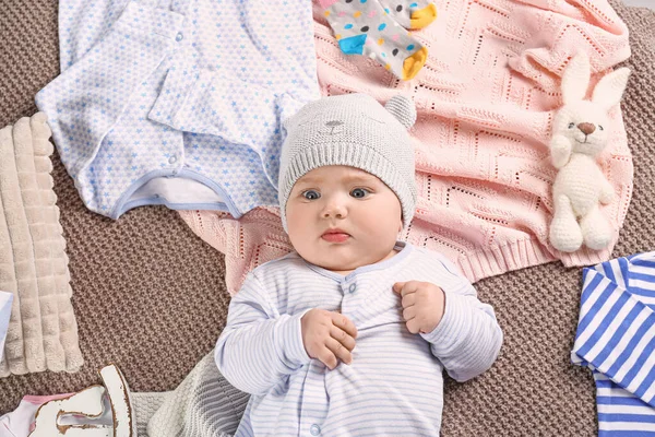 Bébé Mignon Avec Différents Vêtements Élégants Jouets Couchés Sur Lit — Photo