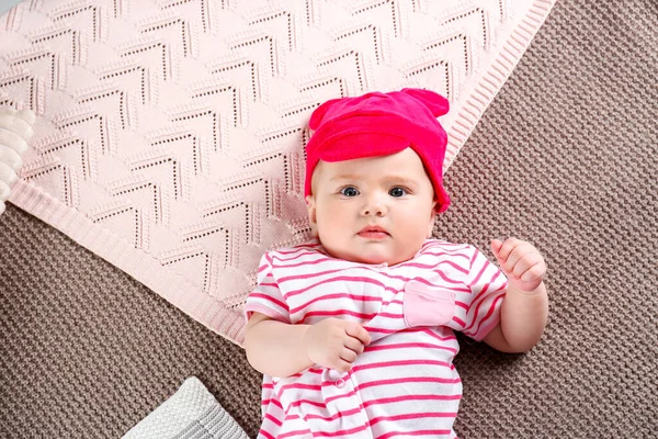 Carino Bambino Abiti Eleganti Sdraiato Sul Letto — Foto Stock