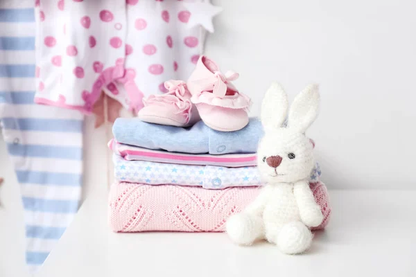 Bebek Kıyafetleri Ayakkabılar Masada — Stok fotoğraf