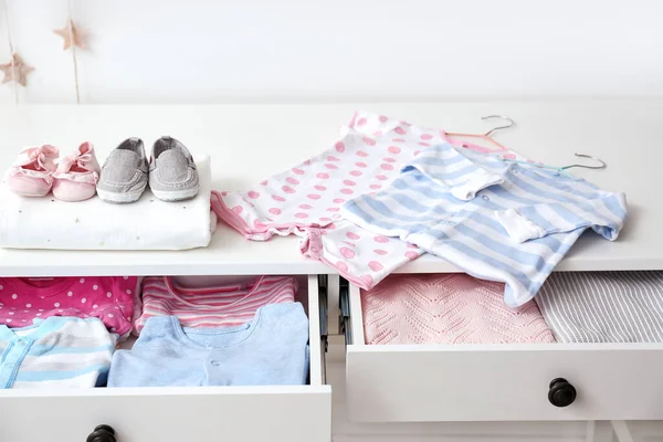 Cómoda Con Ropa Bebé Limpia Botines Habitación — Foto de Stock