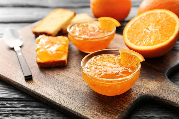 Ketels Sinaasappeljam Met Sneetjes Brood Tafel — Stockfoto