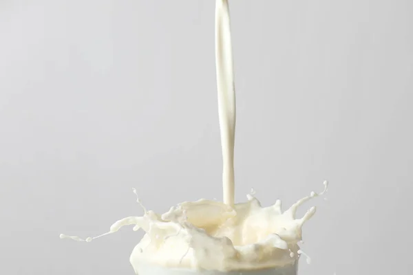 Spritzer Milch Auf Hellem Hintergrund — Stockfoto