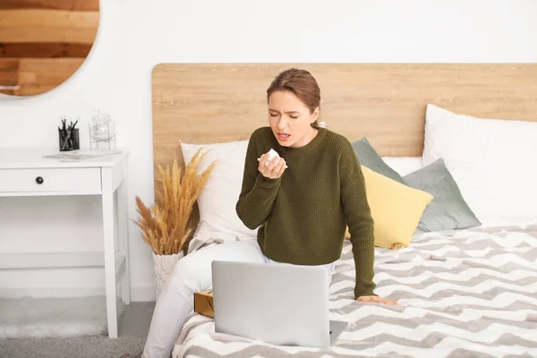 Zieke Vrouw Met Laptop Thuis — Stockfoto