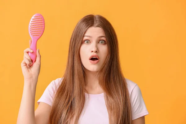 Surprised Young Woman Hair Brush Color Background — Stock Photo, Image