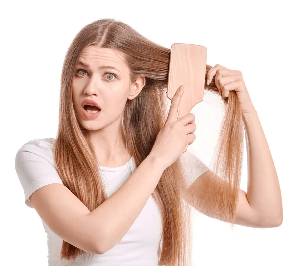 Красива Молода Жінка Чистить Волосся Білому Тлі — стокове фото