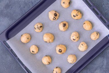 Koyu arkaplanda pişmemiş kurabiye tepsisi