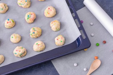 Koyu arkaplanda pişmemiş kurabiye tepsisi