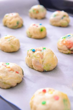 Pişmemiş kurabiyelerle pişirme tepsisi, yakın plan.