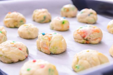 Pişmemiş kurabiyelerle pişirme tepsisi, yakın plan.