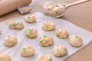 Renkli arka planda pişmemiş kurabiyeler