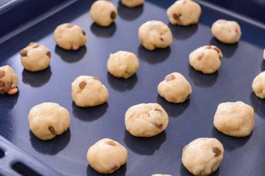 Pişmemiş kurabiyelerle pişirme tepsisi, yakın plan.