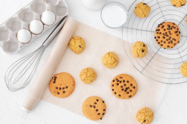 Beyaz masada tatlı kurabiyeler
