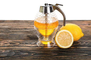 Bal küpü ve limon masada beyaz arka planda