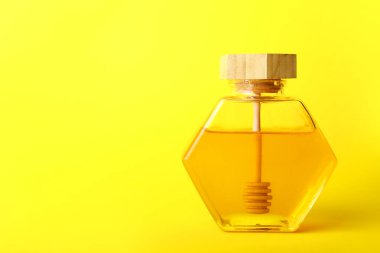 Renkli arkaplanda tatlı bal kavanozu