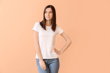 Renkli tişörtlü şık bir kadın