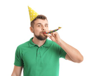 Yakışıklı adam beyaz arka planda doğum gününü kutluyor