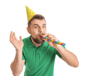 Yakışıklı adam beyaz arka planda doğum gününü kutluyor