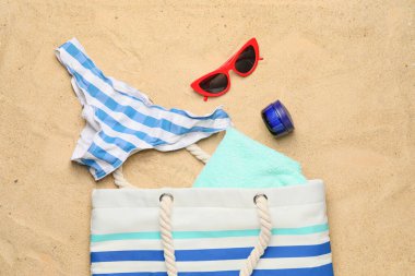 Kumsaldaki aksesuarlı yaz kompozisyonu