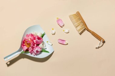 Zemin fırçalı kürek ve arka planda bahar çiçekleri