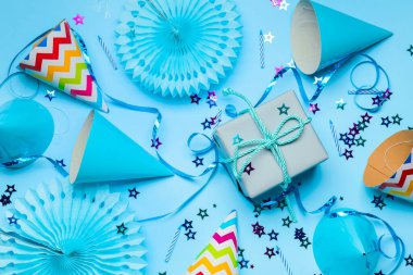 Renk arkaplanındaki doğum günü kompozisyonu