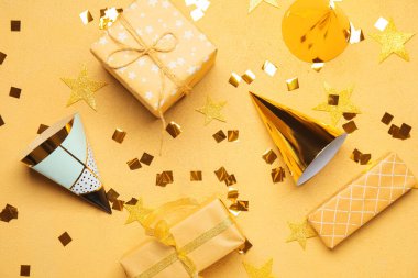 Renk arkaplanındaki doğum günü kompozisyonu