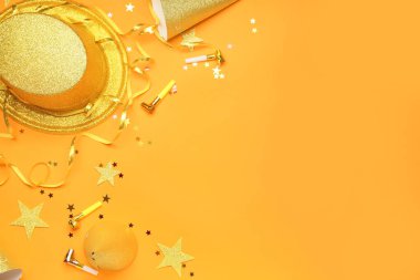 Renk arkaplanındaki doğum günü kompozisyonu