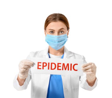 Koruyucu maskeli doktor beyaz arkaplan üzerine metin EPIDEMIC ile kağıt sayfa tutuyor