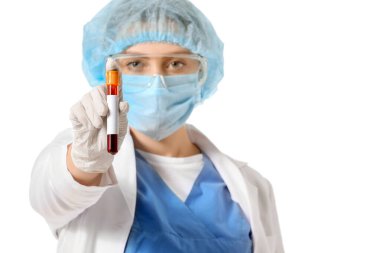 Beyaz arka planda kan örneği olan bir doktor. Coronavirüs salgını kavramı