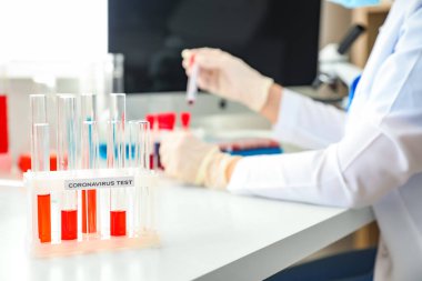 Laboratuvarda çalışan bir doktor. Coronavirüs salgını kavramı