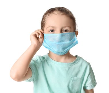 Beyaz arka planda koruyucu tıbbi maskeli küçük bir kız.