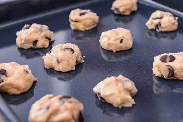 Pişmemiş kurabiyelerle pişirme tepsisi, yakın plan.