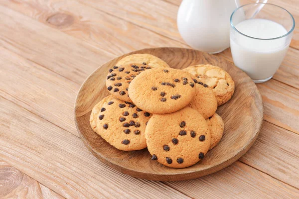 テーブルの上に甘いクッキープレート — ストック写真