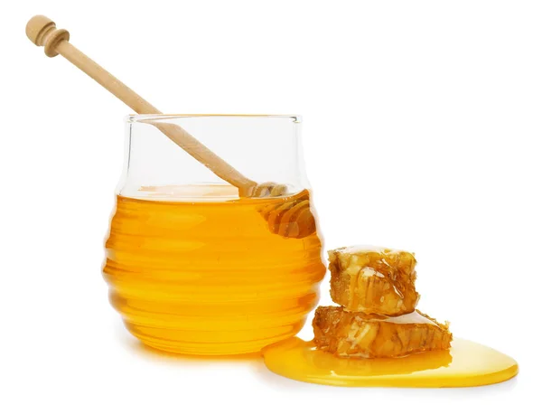 甘い蜂蜜の瓶と白い背景に櫛 — ストック写真