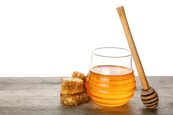 白い背景にテーブルの上に甘い蜂蜜の瓶 — ストック写真