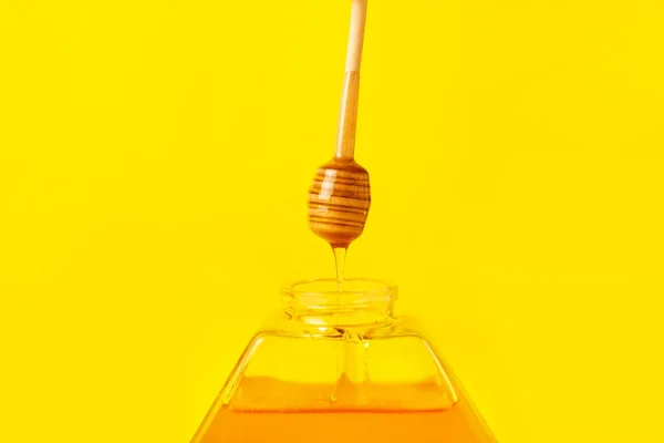 Honey Dripping Dipper Jar Color Background — Stock Photo, Image